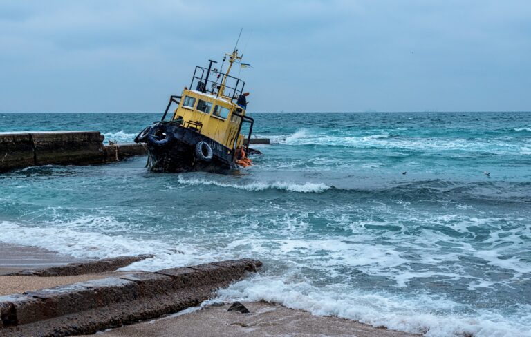 Более 80 мигрантов пропали без вести после крушения судна в Ливии