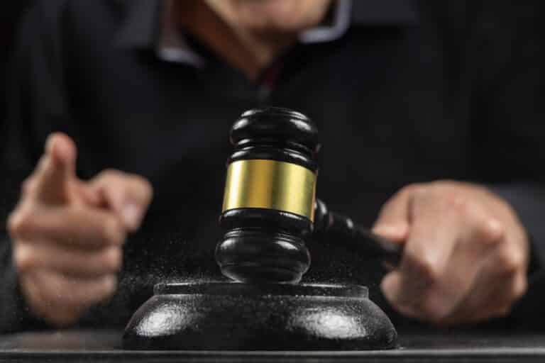 Костанайцу, который облил бензином и поджег сожительницу, изменили приговор