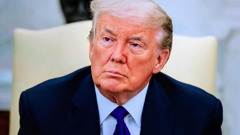 Трамп өзін Иса пайғамбарға ұқсатқан суретіне қатысты түсініктеме берді