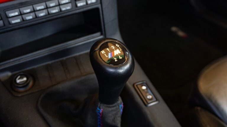 Последний оплот драйва: почему BMW не спешит отказываться от «механики»