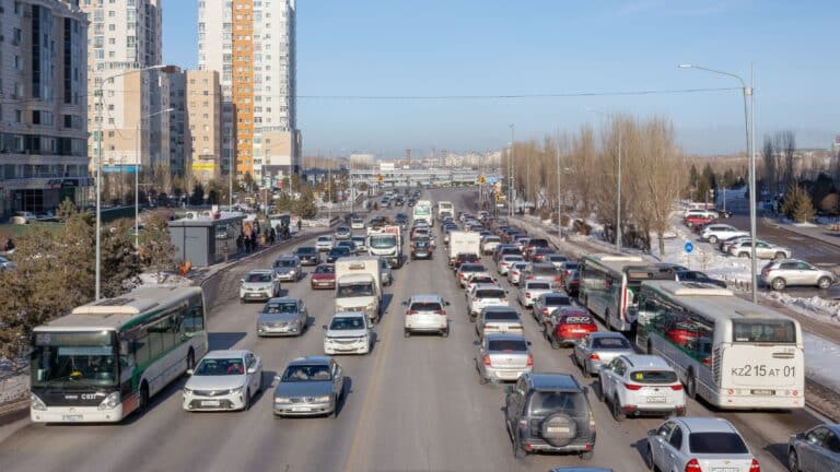 Казахстанцы поставили на учет 170 тыс. машин в марте
