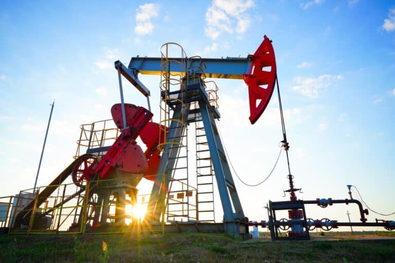 ОПЕК+ елдері мұнай өндірісін арттыруға келісті