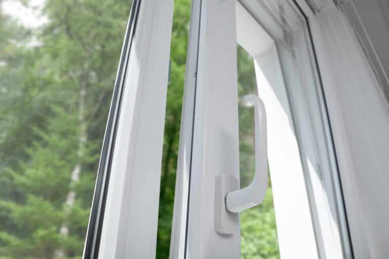 В Караганде 20-летний парень выпал из окна на козырек подъезда