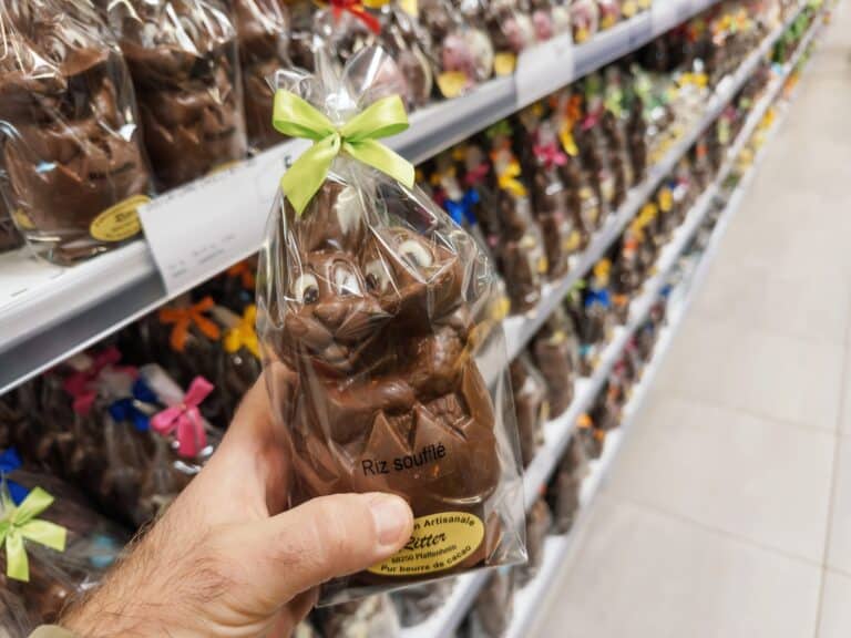 В ВКО задержали бомжа, который две недели воровал шоколад