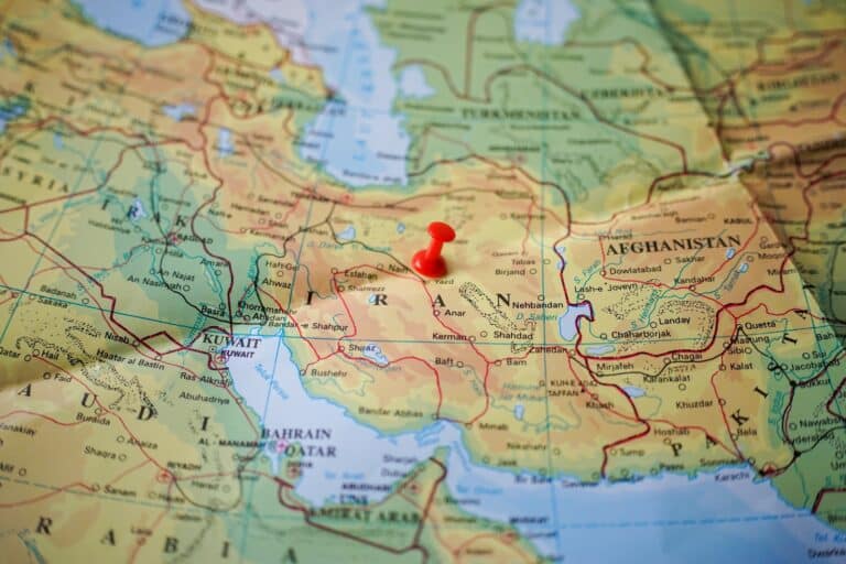 Главное к утру: блокада Ирана, прогноз Всемирного банка, ставка на бигтех