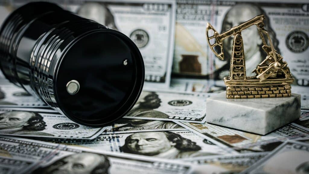 Цена за баррель нефти превысила $100 впервые с 13 апреля