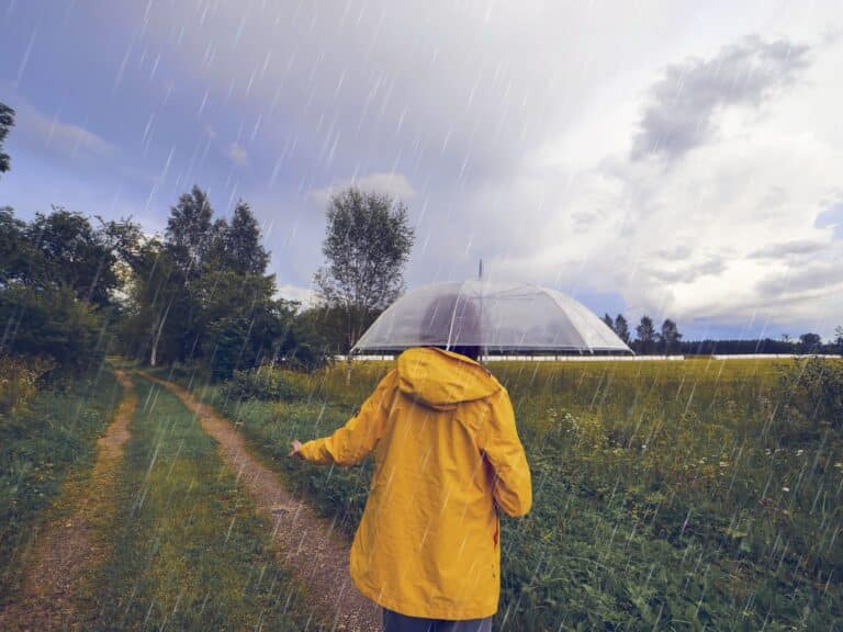 В последний день апреля казахстанцам снова обещают дожди и грозы