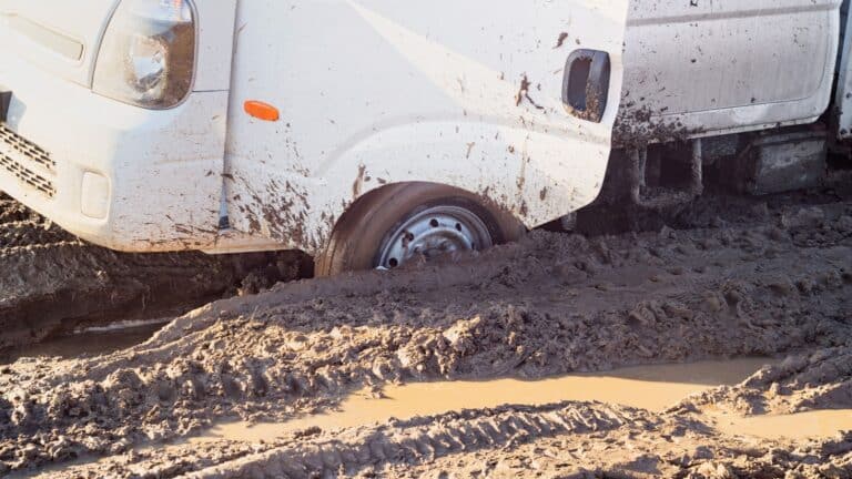 Актюбинские спасатели вытащили из грязевого плена грузовик на пути в Москву