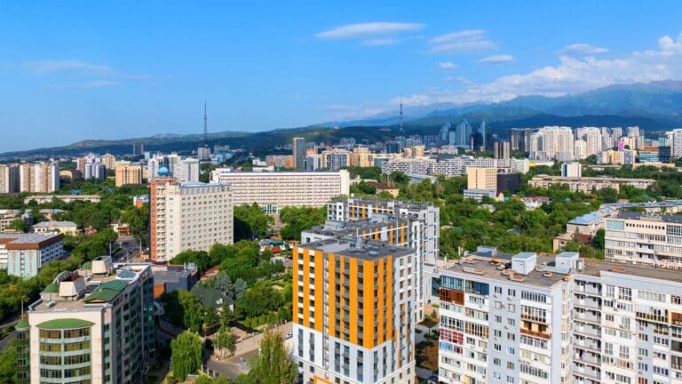 Шағым көп: Алматыда көппәтерлі тұрғын үйлерді тексеріп жатыр