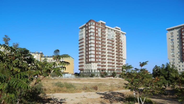 Ақтауда 15 жастағы қыз көп қабатты үйден құлады