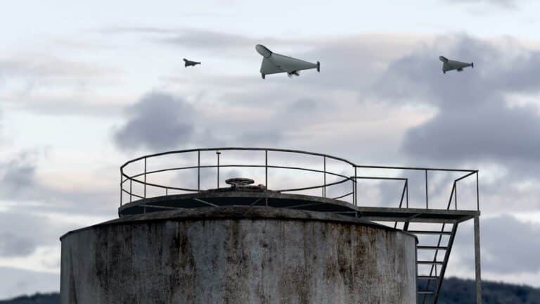 Дрондар қазақ-орыс шекарасындағы Орск қаласында ірі мұнай зауытын атқылады