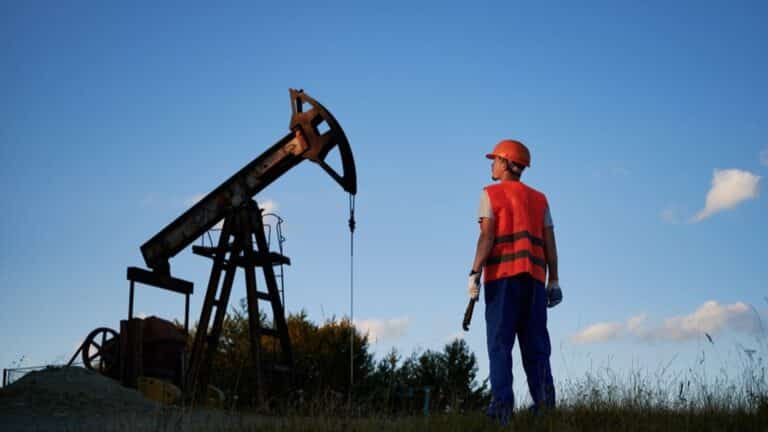 «Қаражанбасмұнай» жұмысшылары балаларын жетектеп, әкімдік алдына жиналды