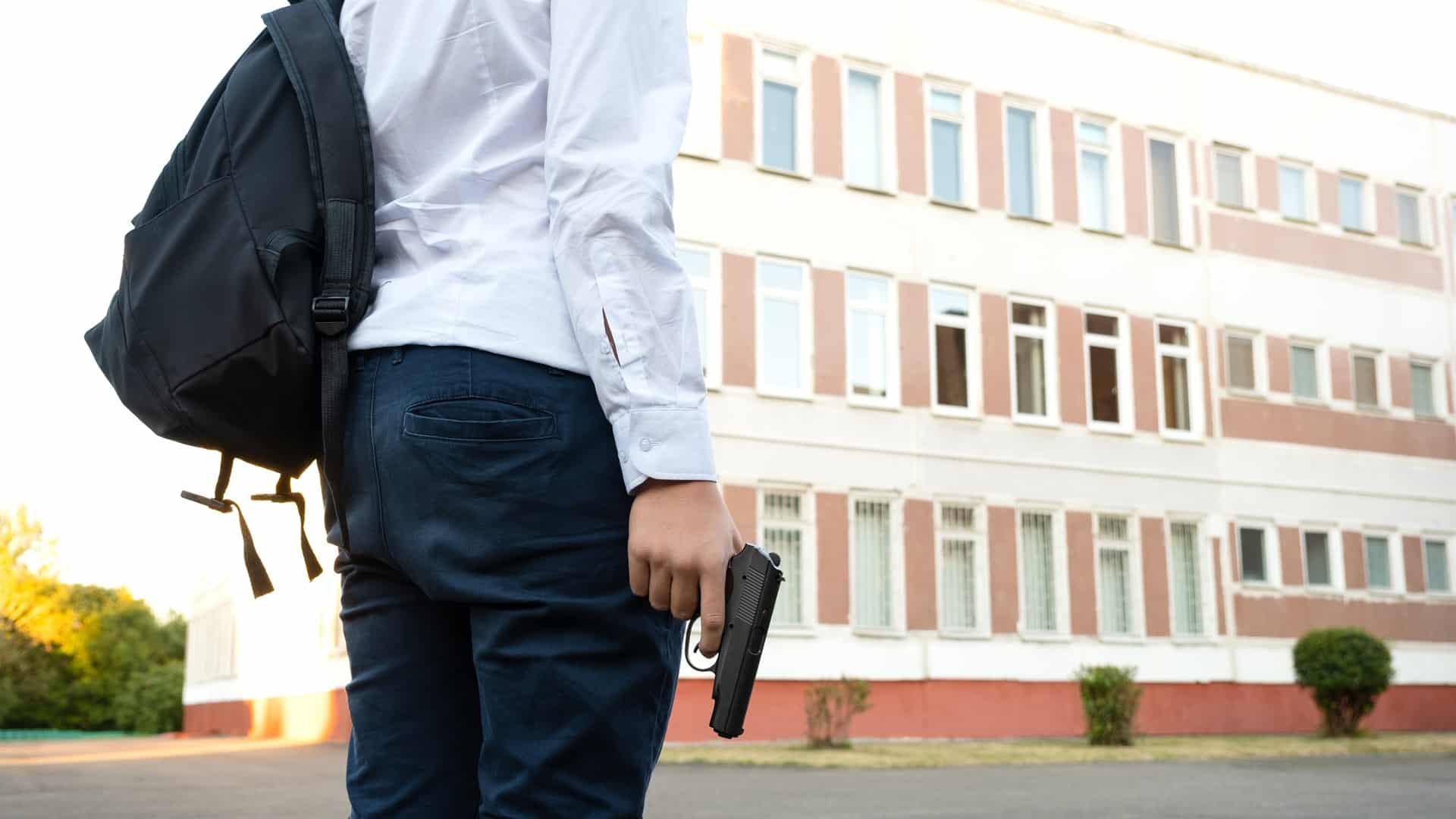 Қарулы жас жігіт мектеп алдында тұр