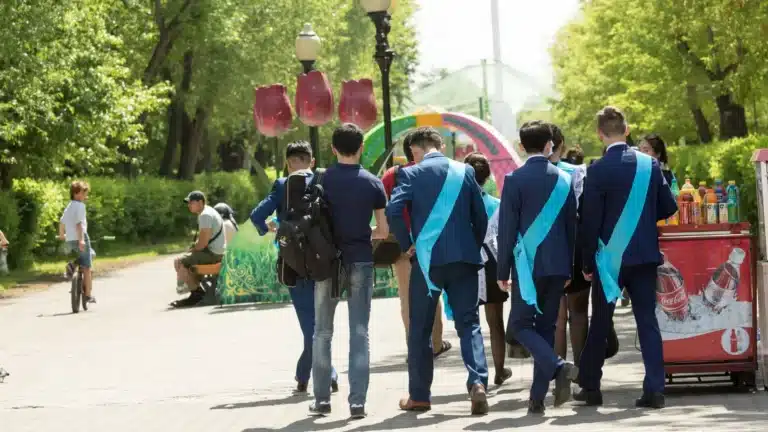 Бітіру кешін ұйымдастырған оқушыларға мектеп жауап бермейді – депутат