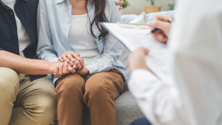 Ввести обязательный медосмотр перед вступлением в брак требуют в Кыргызстане