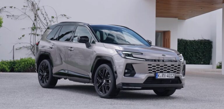 Toyota RAV4 2026 «заговорил» на казахском языке и получил новые версии