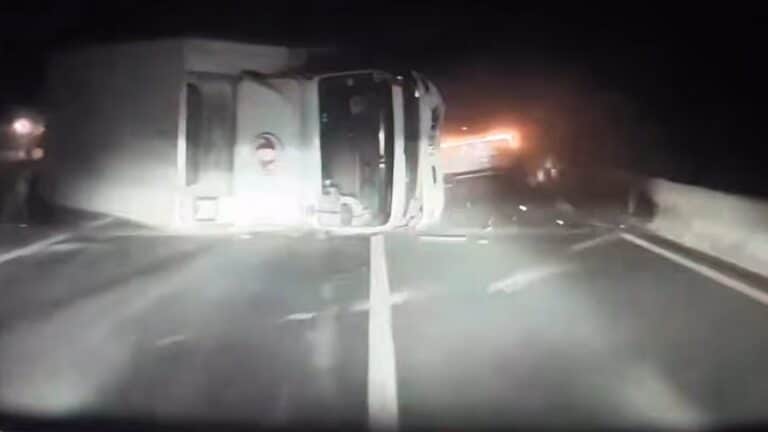 Tesla с автопилотом FSD предотвратила аварию при нулевой видимости