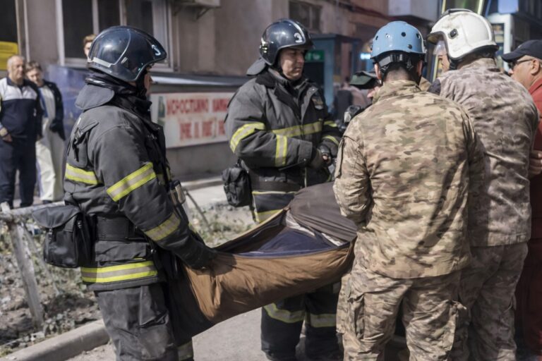 В Усть-Каменогорске пожарные вытащили из огня 89-летнего мужчину