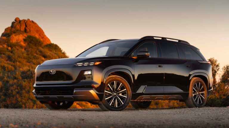 Subaru представила 420-сильного близнеца Toyota Highlander