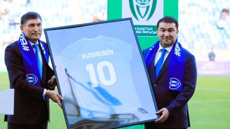 «Тұран» клубының миллионер қожайыны облыс әкіміне футболшы жейдесін кигізді