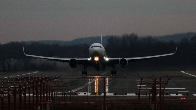 Огни самолета: что означают и зачем нужны