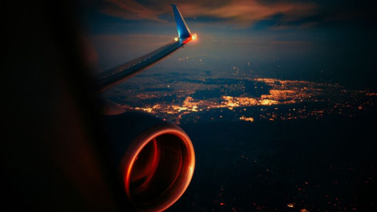 Как самолеты «видят» посадочную полосу ночью и в тумане