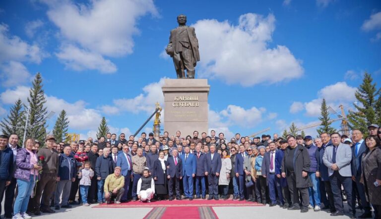 Астанада Қаныш Сәтбаев ескерткішіне гүл қойылды
