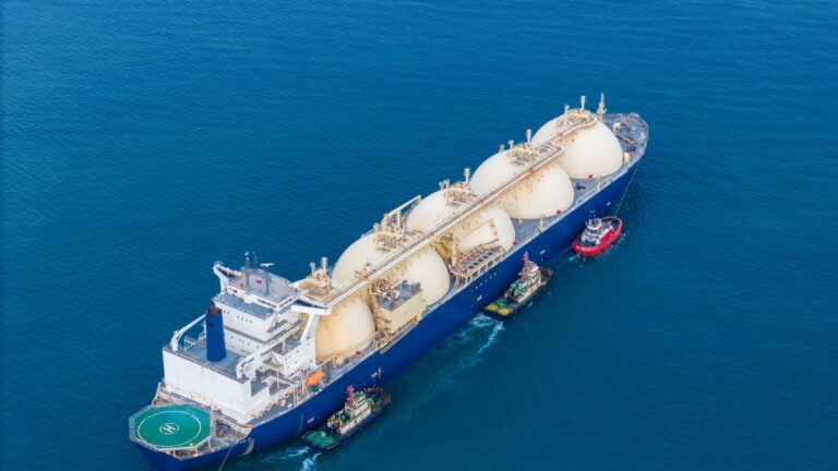 Иран вновь заблокировал пролив, через который шло 20% нефти