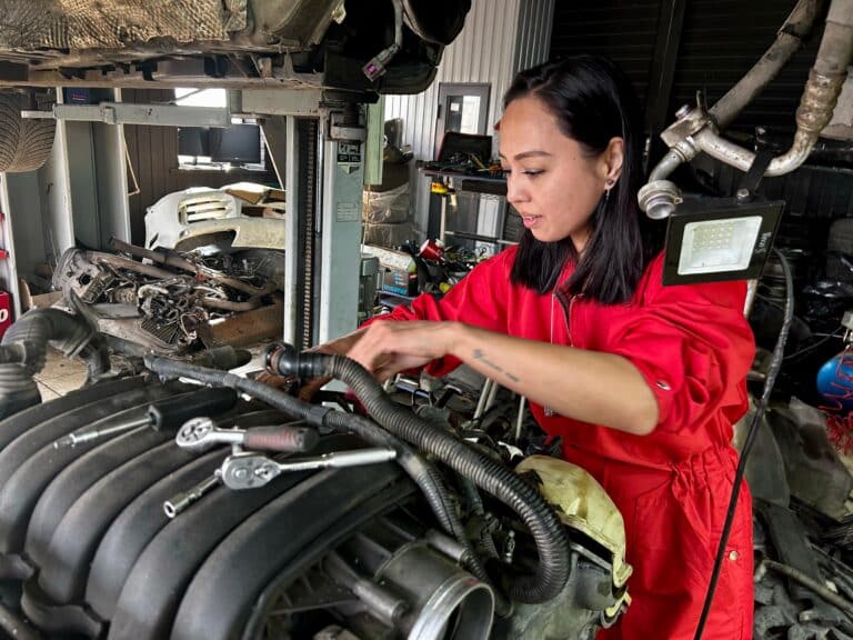 «Все боятся, а я разбираю»: в Астане женщина-автомеханик чинит моторы Porsche