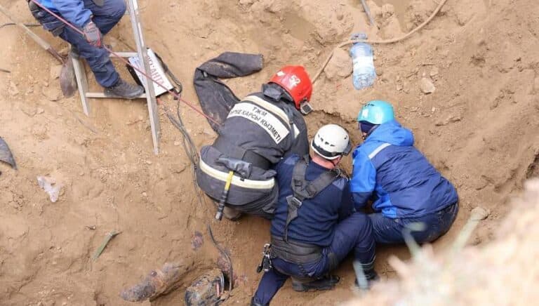 Два человека погибли при обрушении грунта в Павлодаре