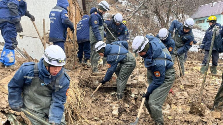 Алматыда көшкін жүріп, ғимарат шатырын қиратты