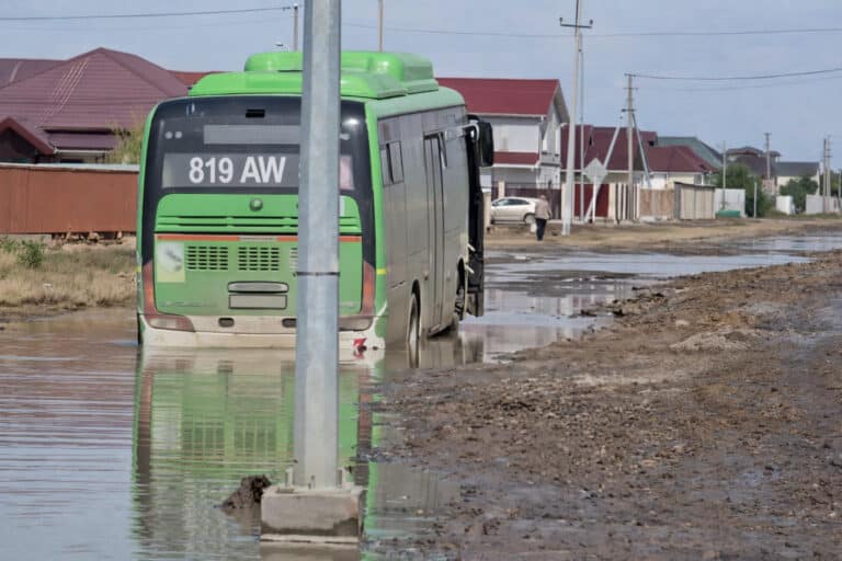В Атырау автобус застрял в грязи после сильного ливня