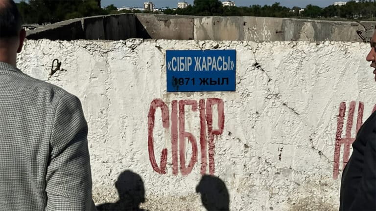 Свежие могилы людей нашли у ямы для скота в Таразе