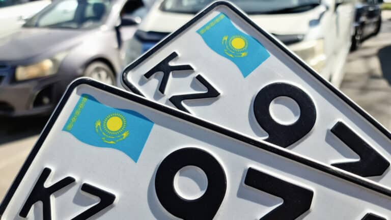 Водителя Nissan в Казахстане лишили прав за подложные номера