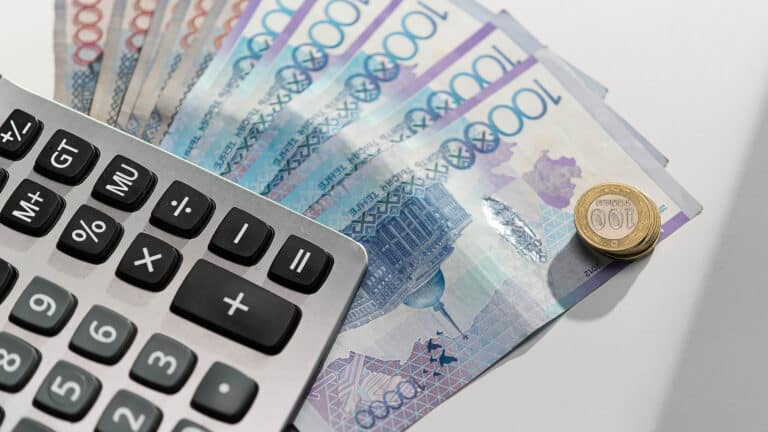 Где в Казахстане предлагают зарплаты почти в 2 млн тенге