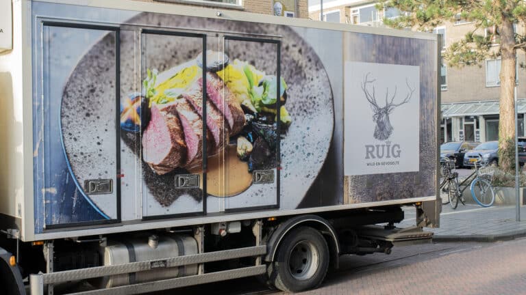 Рекламу мяса и автомобилей на бензине запретили в Амстердаме