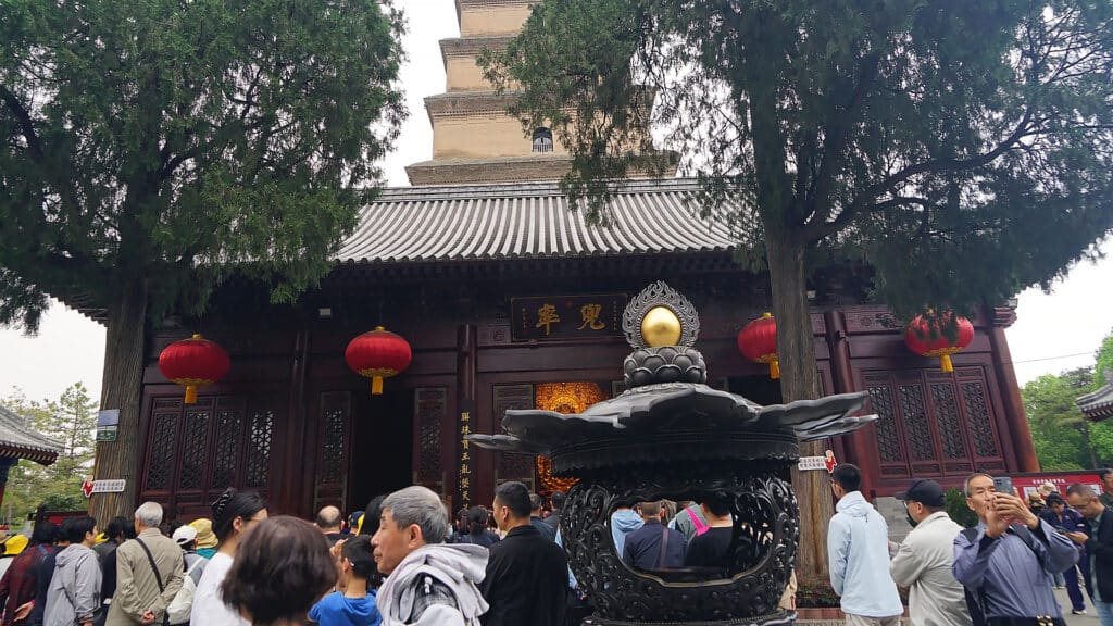 On April 19, 2026, in Xi'an, Shaanxi, many foreign tourists visited the Big Wild Goose Pagoda scenic area, experiencing the cultural heritage of the ancient city of Xi'an and enjoying the cultural and tourism consumption benefits brought by China's visa free entry and exit tax refund policies. With the continuous release of China's visa free policy for multiple countries, the inbound tourism market continues to heat up.