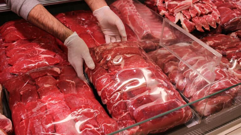 Алматинцам продавали свинину под видом халяльного мяса