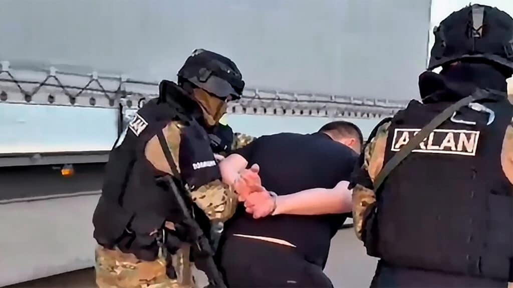Мигрантов из России пытались тайно провезти в Казахстан в секретном отсеке фуры