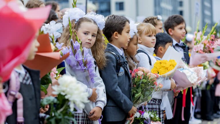 В Казахстане могут ввести лимиты на стоимость букетов для учителей