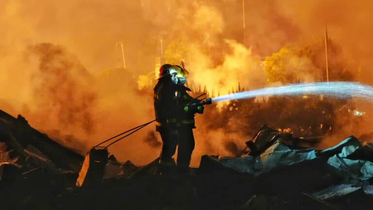 Factory explosion in China kills 21, injures dozens