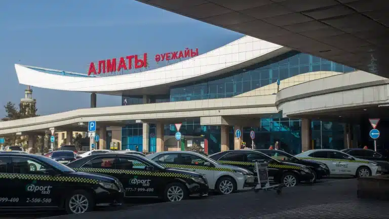 Аэропорт Алматы изменил схему въезда для автомобилей