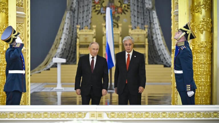 Путин поздравил Токаева с Днем Победы