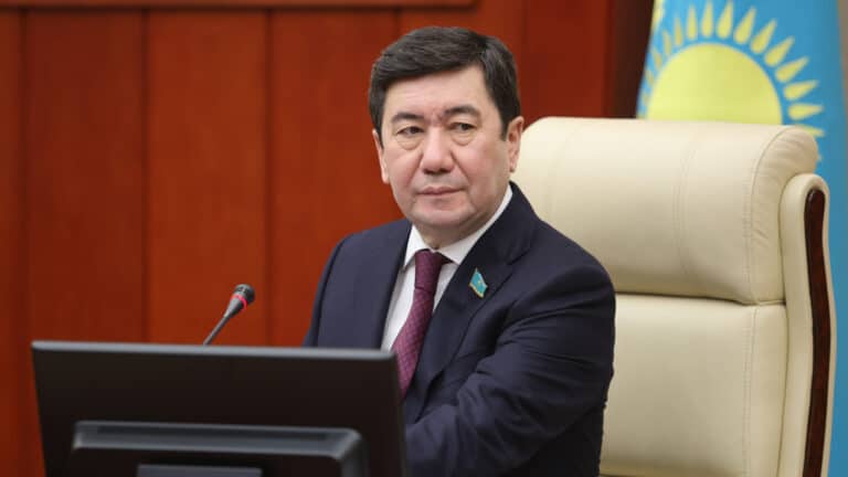 «Итке өкпелеп»: Кошанов подколол Жанбыршина из-за закона о собаках