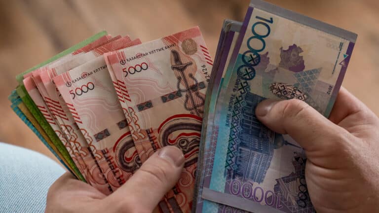 В Минтруда не смогли объяснить, почему зарплаты казахстанцев падают