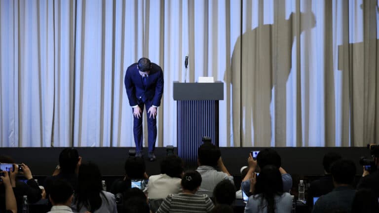 Shinsegae chairman bows in apology over Starbucks Korea campaign controversy