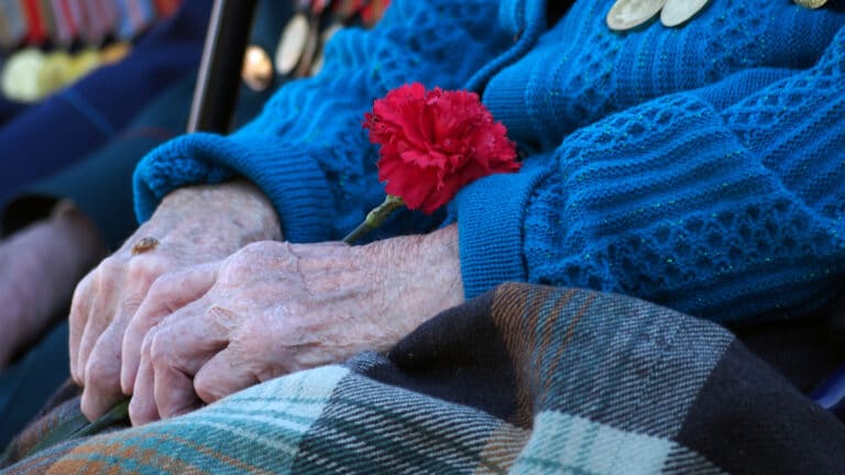 Ошибка ЦОНа лишила 97-летнюю труженицу тыла выплаты ко Дню Победы