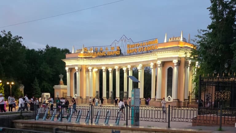 Акимат заберет часть Парка Горького в Алматы у частной компании