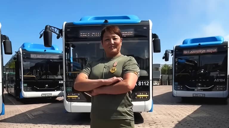 Астаналық мұғалім 13,5 тонналық автобусты сүйреп, әлемдік рекорд орнатты