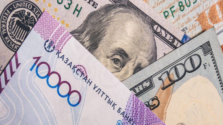 Эксперт предупредил о грядущей девальвации тенге